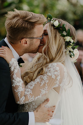 couple kissing during wedding